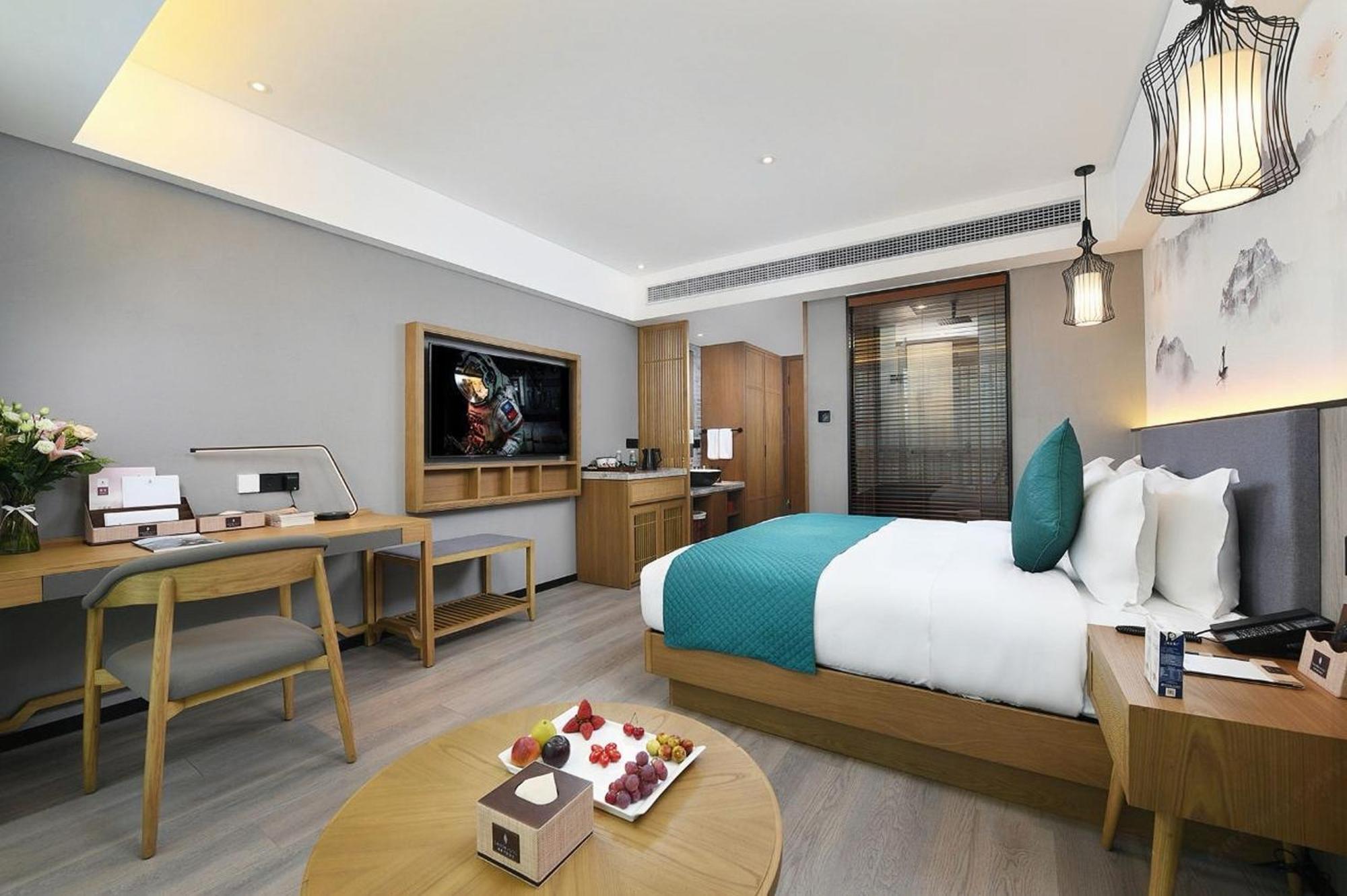 Mehood Lestie International Hotel Nancun Wanbo Metro Station Branch - Free Shuttle Bus To Canton Fair Complex During Canton Fair Period & Free Breakfast & Free Afternoon Tea & Free Midnight Snack & Free Vpn Internet Access Exterior photo