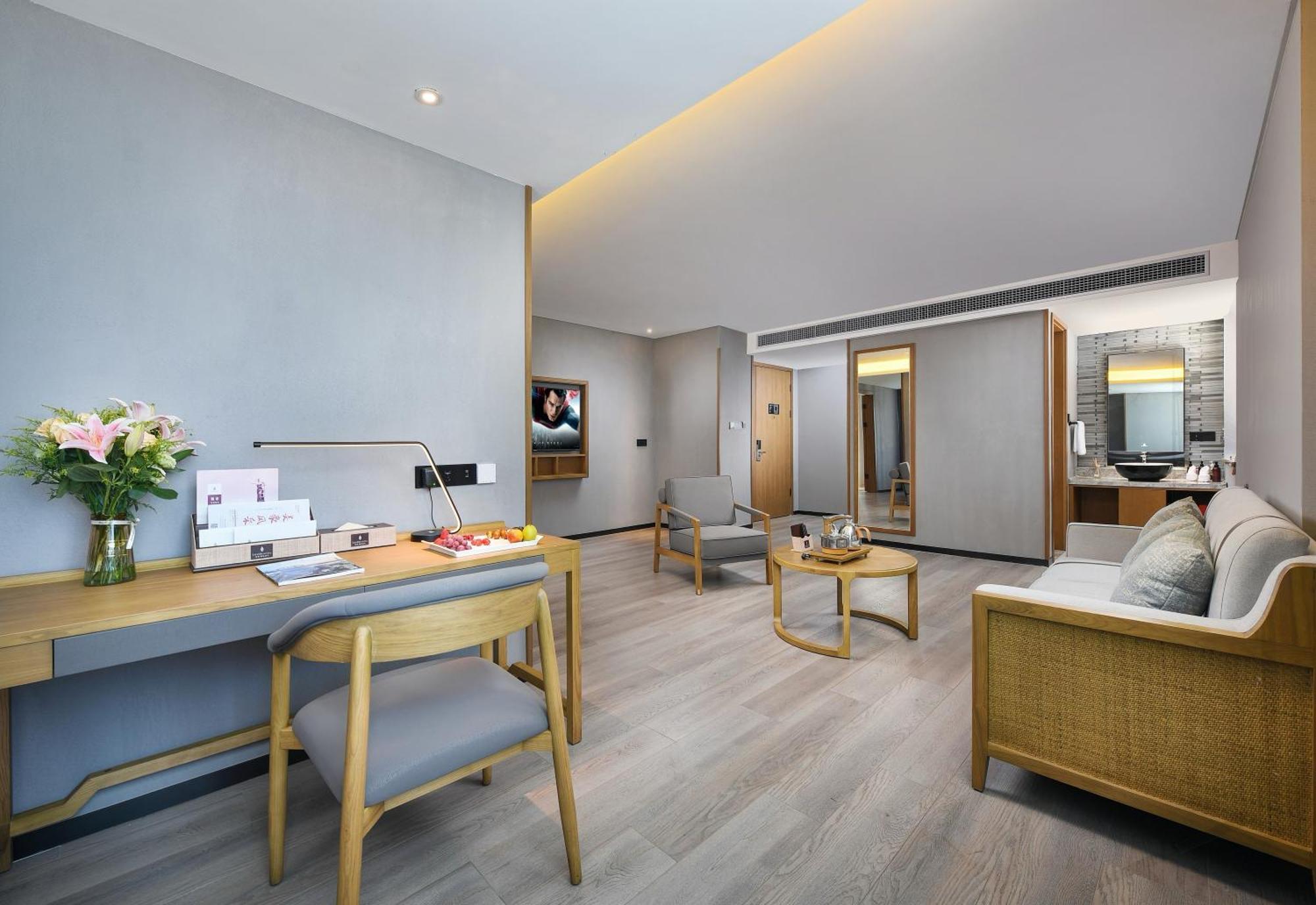 Mehood Lestie International Hotel Nancun Wanbo Metro Station Branch - Free Shuttle Bus To Canton Fair Complex During Canton Fair Period & Free Breakfast & Free Afternoon Tea & Free Midnight Snack & Free Vpn Internet Access Exterior photo