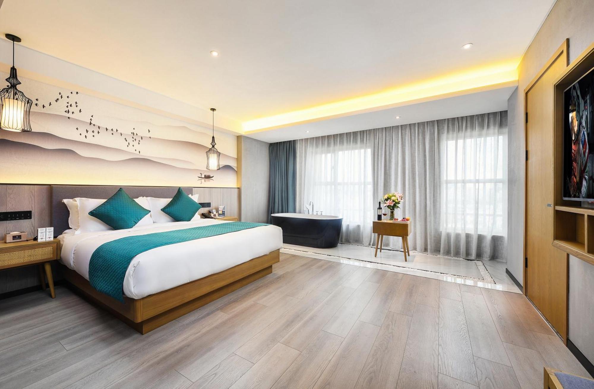 Mehood Lestie International Hotel Nancun Wanbo Metro Station Branch - Free Shuttle Bus To Canton Fair Complex During Canton Fair Period & Free Breakfast & Free Afternoon Tea & Free Midnight Snack & Free Vpn Internet Access Exterior photo