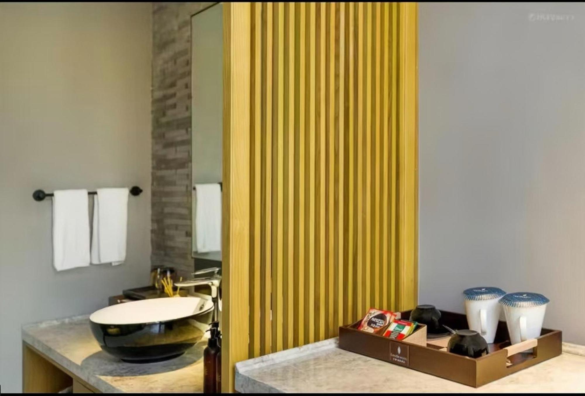 Mehood Lestie International Hotel Nancun Wanbo Metro Station Branch - Free Shuttle Bus To Canton Fair Complex During Canton Fair Period & Free Breakfast & Free Afternoon Tea & Free Midnight Snack & Free Vpn Internet Access Exterior photo