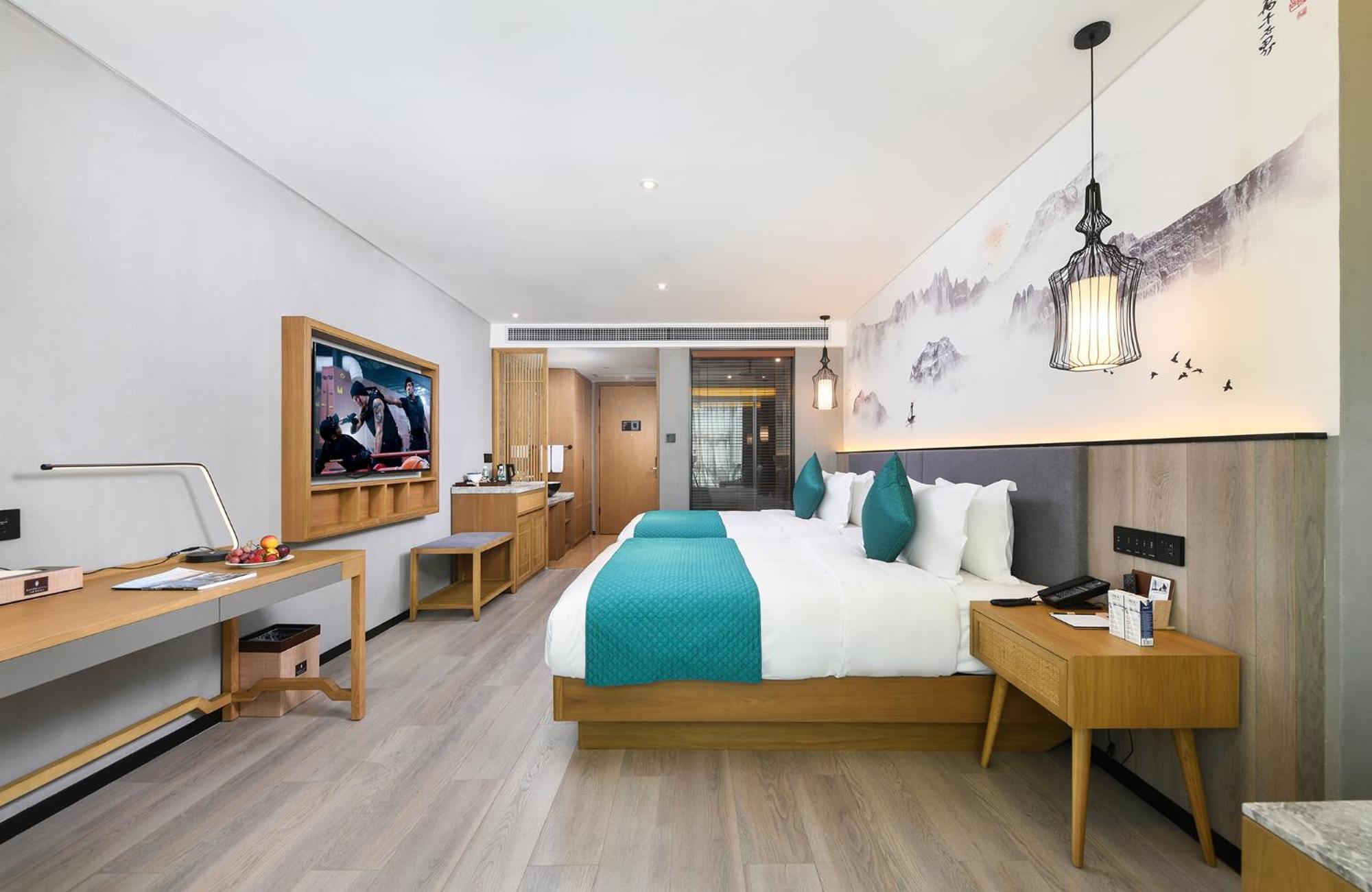 Mehood Lestie International Hotel Nancun Wanbo Metro Station Branch - Free Shuttle Bus To Canton Fair Complex During Canton Fair Period & Free Breakfast & Free Afternoon Tea & Free Midnight Snack & Free Vpn Internet Access Exterior photo