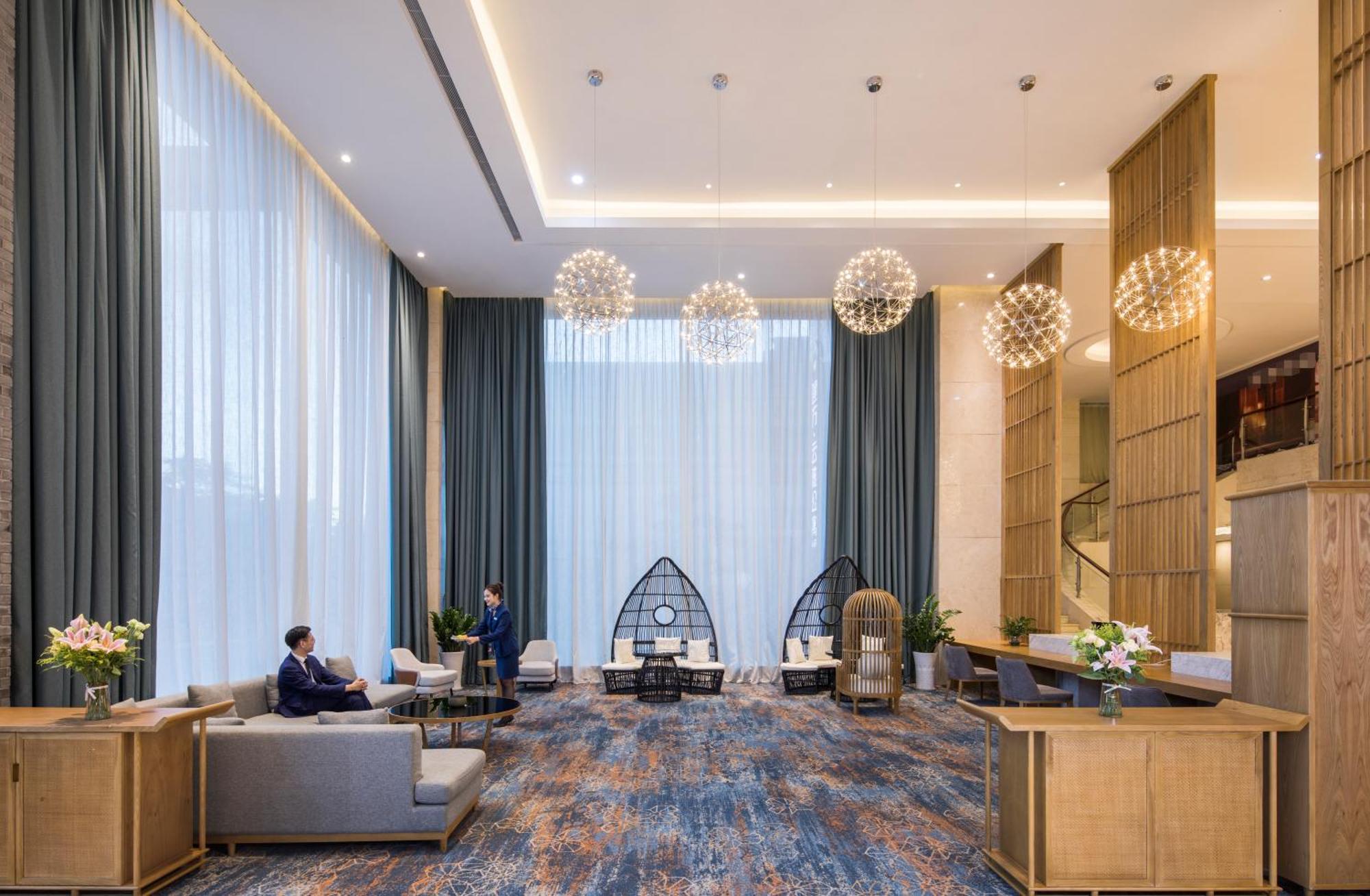 Mehood Lestie International Hotel Nancun Wanbo Metro Station Branch - Free Shuttle Bus To Canton Fair Complex During Canton Fair Period & Free Breakfast & Free Afternoon Tea & Free Midnight Snack & Free Vpn Internet Access Exterior photo
