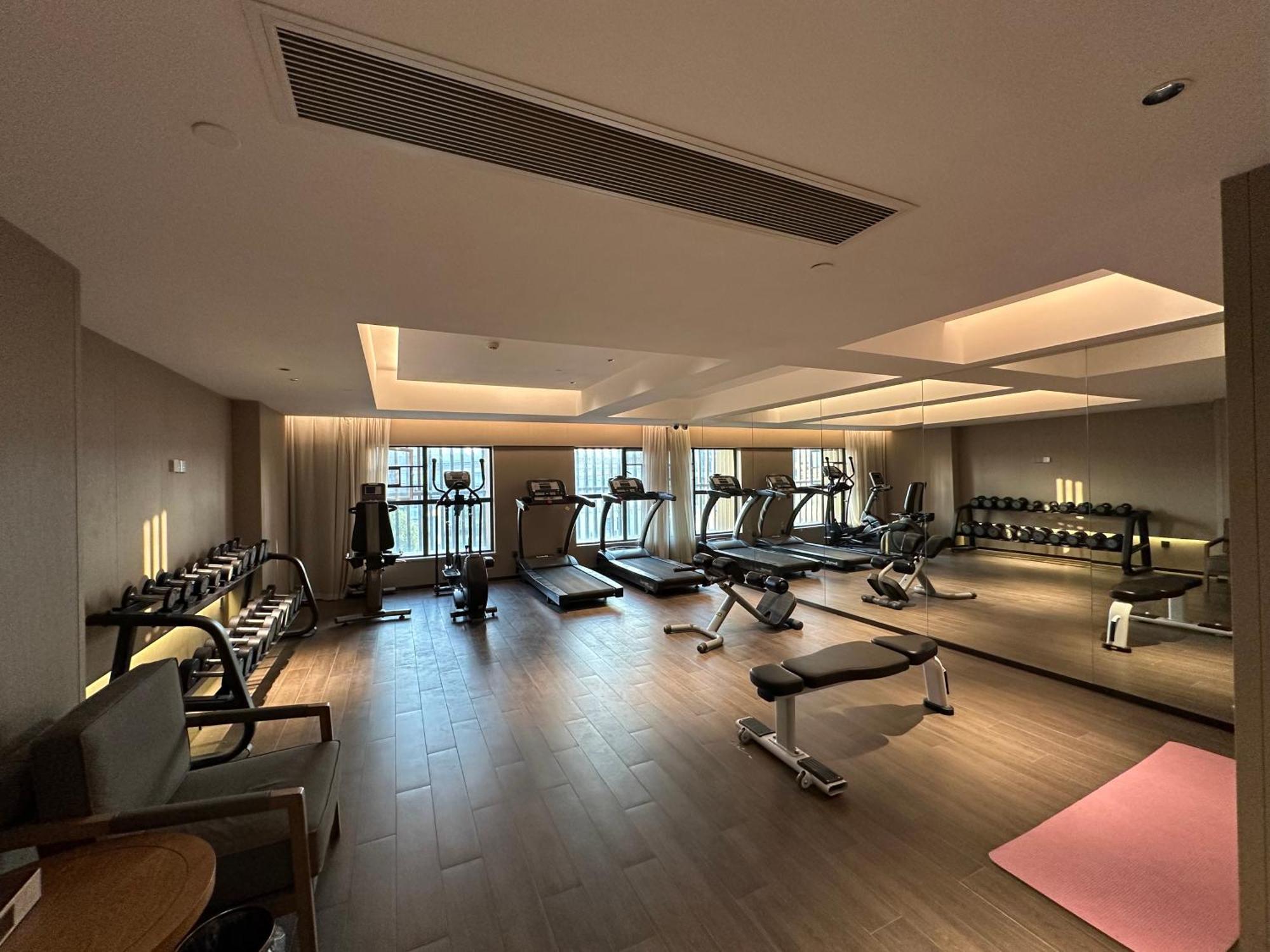 Mehood Lestie International Hotel Nancun Wanbo Metro Station Branch - Free Shuttle Bus To Canton Fair Complex During Canton Fair Period & Free Breakfast & Free Afternoon Tea & Free Midnight Snack & Free Vpn Internet Access Exterior photo